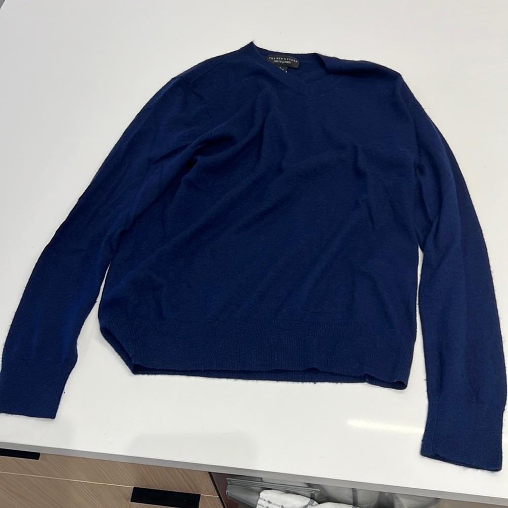 The men’s store Bloomingdale’s 100% cashmere small sweater